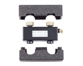 Vaillant blanderør WH 27 i sort metal med messingfittings, præsenteret med beskyttende skumdele ovenfor og nedenunder.