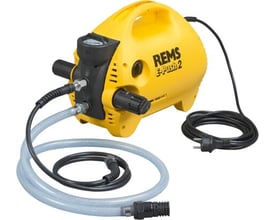 Rems E-Push 2, en gul elektrisk trykprøvepumpe med sort håndtag og ledning, forbundet til slanger på hvid baggrund.