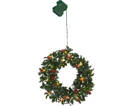 Grøn Star Trading julekrans Holly med 20 LED-lys og røde bær, med grøn batterikasse og ledning, isoleret på hvid baggrund.
