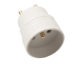 Hvid hybridstikprop adapter med DK-pindjord og messingkontakter, beregnet til 13A max 250V.