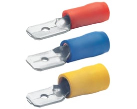 Klauke u-isolerede spadestik med 2,8x0,5 mm flige til ledere 0,5-1 mm², vist i tre farver: rød, blå og gul.