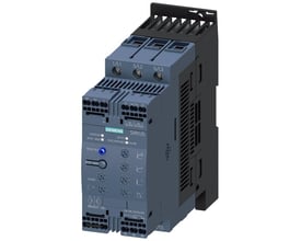 Siemens SIRIUS softstarter S2, 45A, 22kW, 200-480V AC med 24V AC/DC fjederterminaler, vist fra skrå vinkel med fokus på frontpanellens betjeningsknapper og terminaler.