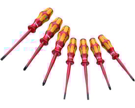 Nærbillede af Wera Kraftform Plus skruetrækkersæt, der viser de karakteristiske røde og gule håndtag og VDE-isolerede klinger.