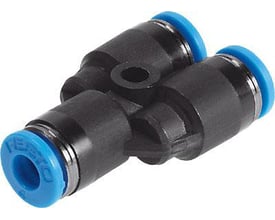 Festo Y-forbindelse QSY-10-8 i sort plast med blå push-in-ringe og integreret reducering, vist med en isoleret baggrund.