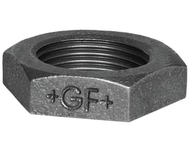 Detaljebillede af Georg Fischer kontramøtrik i sort med præget +GF+ logo, 1/2" gevindstørrelse.