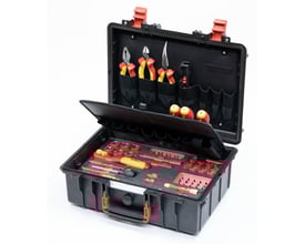 Wiha LAUS-Industri 62-dele værktøjssæt i åben sort L-kuffert med værktøj organiseret i skumindsats og lommer.