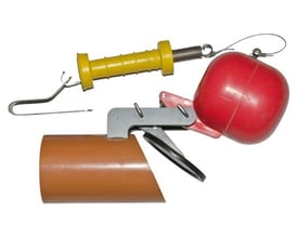 Napan højvandslukke type 1 til 150mm rør med flyder og lukermekanisme i grå og rød, med gul løftehåndtag.