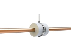 Isoglobal isoleret rørbærer til 35 mm rør med 60 mm isolering, monteret omkring et rør og ophængt i gevindstang.