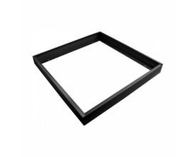 Sort SpectrumLED Algine-ramme på 600 x 600 mm til overflademonteret armatur, set skråt ovenfra.