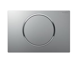 Geberit Sigma 10 betjeningsplade vist forfra, med en stor cirkulær trykknap omkranset af en blankforkromet ring på en matkrom overflade.