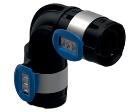 Detaljeret billede af Geberit FlowFit 90° bøjning, 16 mm, sort PPSU, med blå presseindikatorer og synlig Geberit logo.