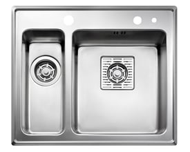 Intra Frame køkkenvask i rustfrit stål med stor og lille kumme, hanehul og løft-op strainer.