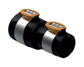 Fotorealistisk billede af Geberit FlowFit reduktion i sort PPSU med orange koblingsdetaljer og sølvringe.