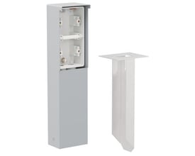 Niko Hydro stikkontaktsøjle i grå med monteringsspyd, klar til udendørs brug i haven eller på terrassen.