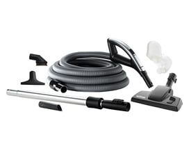 Nilfisk Wireless+ 12M slangesæt med teleskoprør, gulvmundstykke og tre små mundstykker.