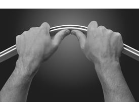 To hænder bøjer en Hefe bendy forhængsstang i krom satin med mat overflade.