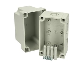 Fibox MNX M monteringskasse i lys grå polycarbonat, vist åben med fire skruer og gråt dæksel ved siden af.