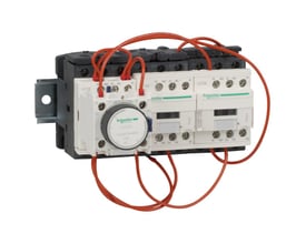 Tættere visning af Schneider Electric Y/D-starteren, med fokus på timer-indstillinger og mærkning på kontaktorerne.