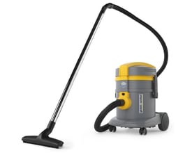 Kompakt Ghibli Power WD22 P M våd/tør industristøvsuger med gul og grå detaljer samt slange og rør.
