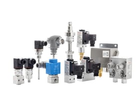 Samling af forskellige Danfoss tryktransmittere og sensorer, herunder MBS 3300, på en hvid baggrund.