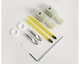 Monteringssæt til væghængt toilet med to hvide plastbeslag, to gule rør og metaldelene, liggende på hvid baggrund.