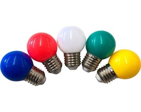 Fem farvede LED lyskilder med E27 sokkel i rød, blå, hvid, grøn og gul. Lyskilder er 45mm i diameter og 70mm lange.