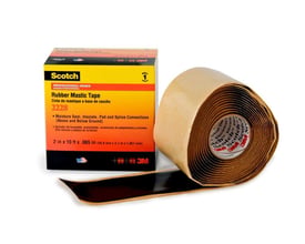 Scotch 2228 gummimastiktape rulle af sort gummi, delvist udrullet ved siden af den gule og orange emballage med information om produktet.