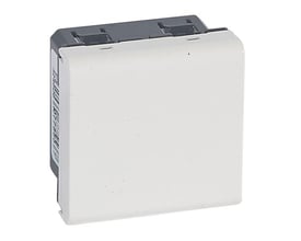 Legrand Kabelafgang 2M HV med 20A skrueterminaler og integreret kabelaflastning, 2 moduler bred og hvid.