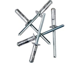 MFX nitte 4,0x10,0 med undersænket hoved, fremstillet i aluminium og stål, vist i et klyngearrangement på hvid baggrund.
