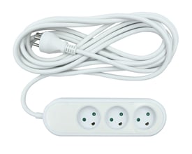 Nordic Quality 3-vejs stikdåse med jord, hvid, 5 meter kabel med stik, isoleret på hvid baggrund.