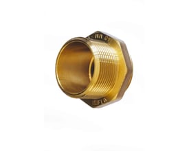 Nærbillede af Isiflo 32 mm overgangsnippel med indgraveret 'Isiflo' og '40 MM', fremstillet i messing.