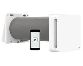 Hvid Klimair Unoklima 2.0 WiFi ventilator med varmegenvinding vises samlet med app-styring på en telefon.
