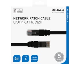 Emballage med sort Deltaco Cat6-netværkskabel på 5 meter, hvor begge gennemsigtige RJ45-stik vises.