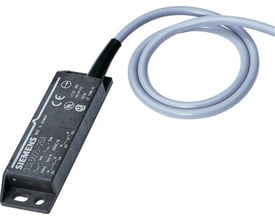 Siemens magnetisk kontakt 3SE6605-2BA med 2 NC kontakter og et integreret kabel på en neutral baggrund.