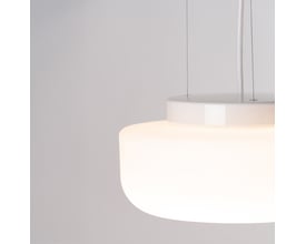 Ifö Electric Solenne Pendel 360 i hvid med mat opal glas og to E27 fatninger, viser den elegante lyskilde.