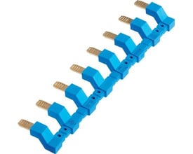 Finder jumper link til Push-In-sokkel med 8 pins, vist skråt med blå plastdel og synlige metalstifter.