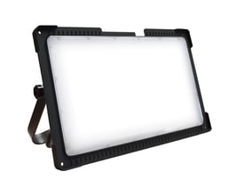 BE GreenLine arbejdslampe Recycle set forfra, med stor diffus lysflade og kraftig sort ramme på hvid baggrund.