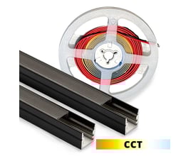 Komplet sæt med sort akustikpanel, aluprofil og CCT LED strip. Viser en spole med LED-strip og to sorte aluprofiler med monteret cover.