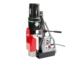Scantool Magbeast HM 100T magnetboremaskine med kraftig motor og betjeningshåndtag på hvid baggrund.