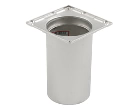 Nærbillede af BLÜCHER forlænget overdel til beton, viser den firkantede ramme og cylindriske udløb i rustfrit stål.