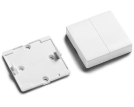 Niko bundplade og to hvide tangenter liggende ved siden af hinanden på en hvid baggrund.