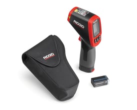 Ridgid Micro IR 200 temperaturmåler med tilbehør, herunder et beskyttelsescover og et 9V batteri.