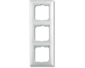 Detaljebillede af ABB B55 ramme, der viser de tre indbygningspladser for moduler i blank hvid plast.