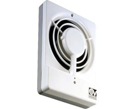 Hvid Vortice Record M10/4 vægventilator med rund front og synlig ventilatoråbning til mindre rum.