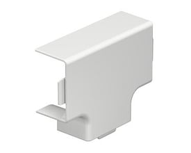 OBO Bettermann WDK T-stykke i perlehvid (RAL 9016) til kabelkanaler på 25 x 40 mm, vist med en vinkel der fremhæver dets form og monteringsdetaljer.