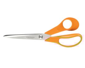 Nærbillede af Fiskars universalsaks på 21 cm, med synligt Fiskars logo og 'STAINLESS FINLAND' gravering på klingen.