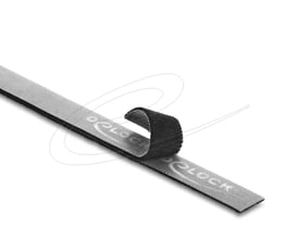 Sort DeLock-burrebånd på rulle, 10 meter x 15 mm, vist som en udfoldet strimmel med begge flader synlige.