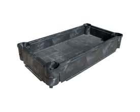 Vinklet billede af Melbye FF9045 bundsektion til kabelbrønd, viser dens rektangulære form og indre detaljer samt hjørneindføringer.
