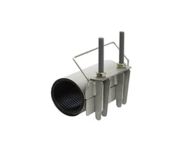 AVK bandagemuffe model 748/01, 76-83/200 mm, set skråt forfra med sort indvendig tætning og to gevindstænger.