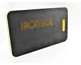 Sort Ironside knæpude på 49 x 30 x 3,2 cm med gul kant, bærehåndtag og synligt logo.